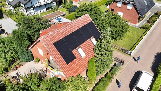 Neue Anlage in Schwerin: Effizienter Eigenverbrauch durch Ost-West-Ausrichtung und integrierte Wallbox