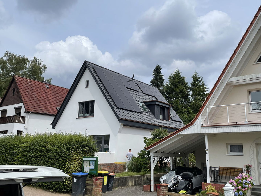Neue Sonnenkraft in Hamburg! Unsere 8 kW PV-Anlage mit 10 kWh Speicher und eleganten FullBlack-Modulen ist jetzt am Netz!