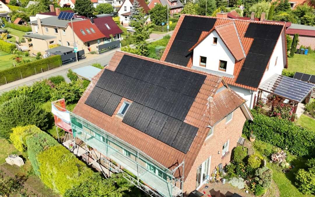 🌞 Neue Sonnenpower in Schwerin! Unsere 10 kW PV-Anlage mit einem 10 kWh Speicher ist jetzt am Netz! 🏡💡