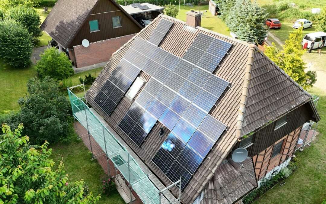 🌞 Eine neue 17 kW PV-Anlage mit einem 10 kWh Speicher ist jetzt in Wendorf bei Schwerin online! 🏡💡