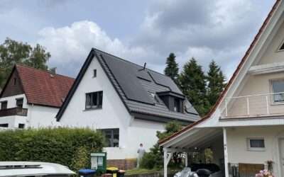 🌞 Neue Sonnenkraft in Hamburg! Unsere 8 kW PV-Anlage mit 10 kWh Speicher und eleganten FullBlack-Modulen ist jetzt am Netz! 🖤💡